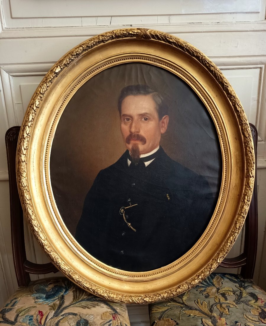 Portait ovale d'un notable XIXème siècle 