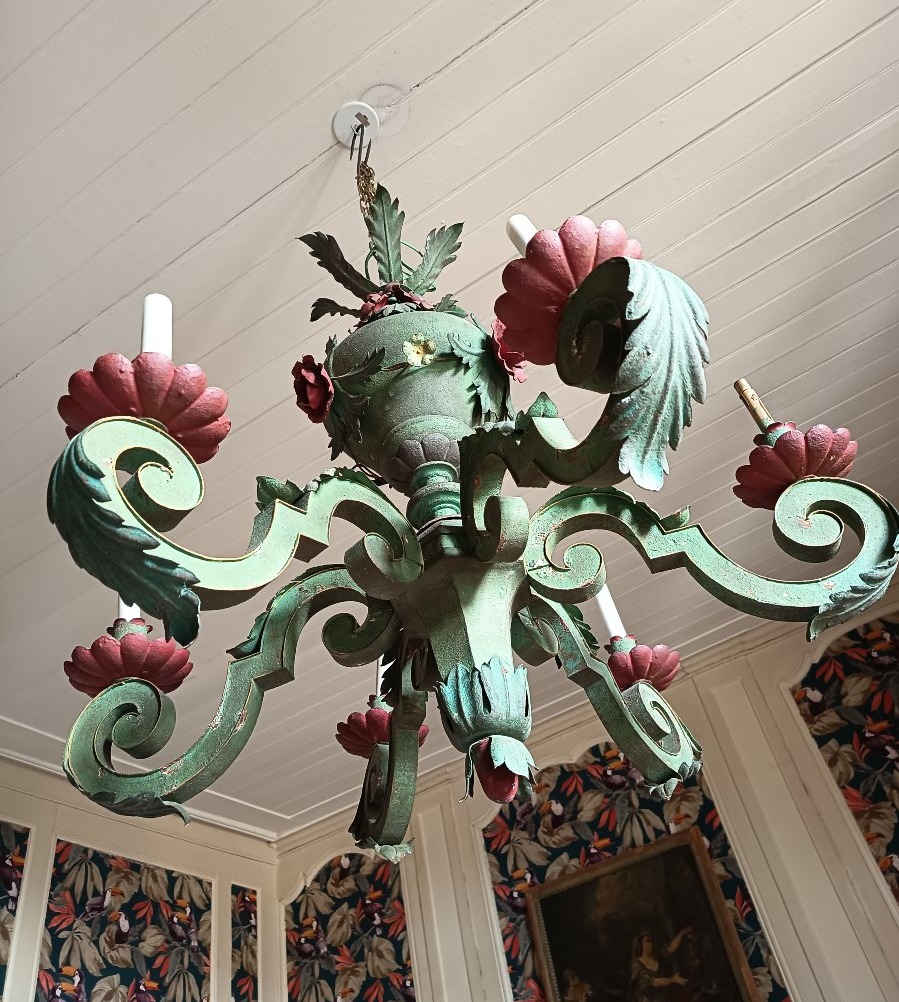 Ensemble constitué de deux grands lustres et d'une paire d'appliques en tôle polychrome -photo-2