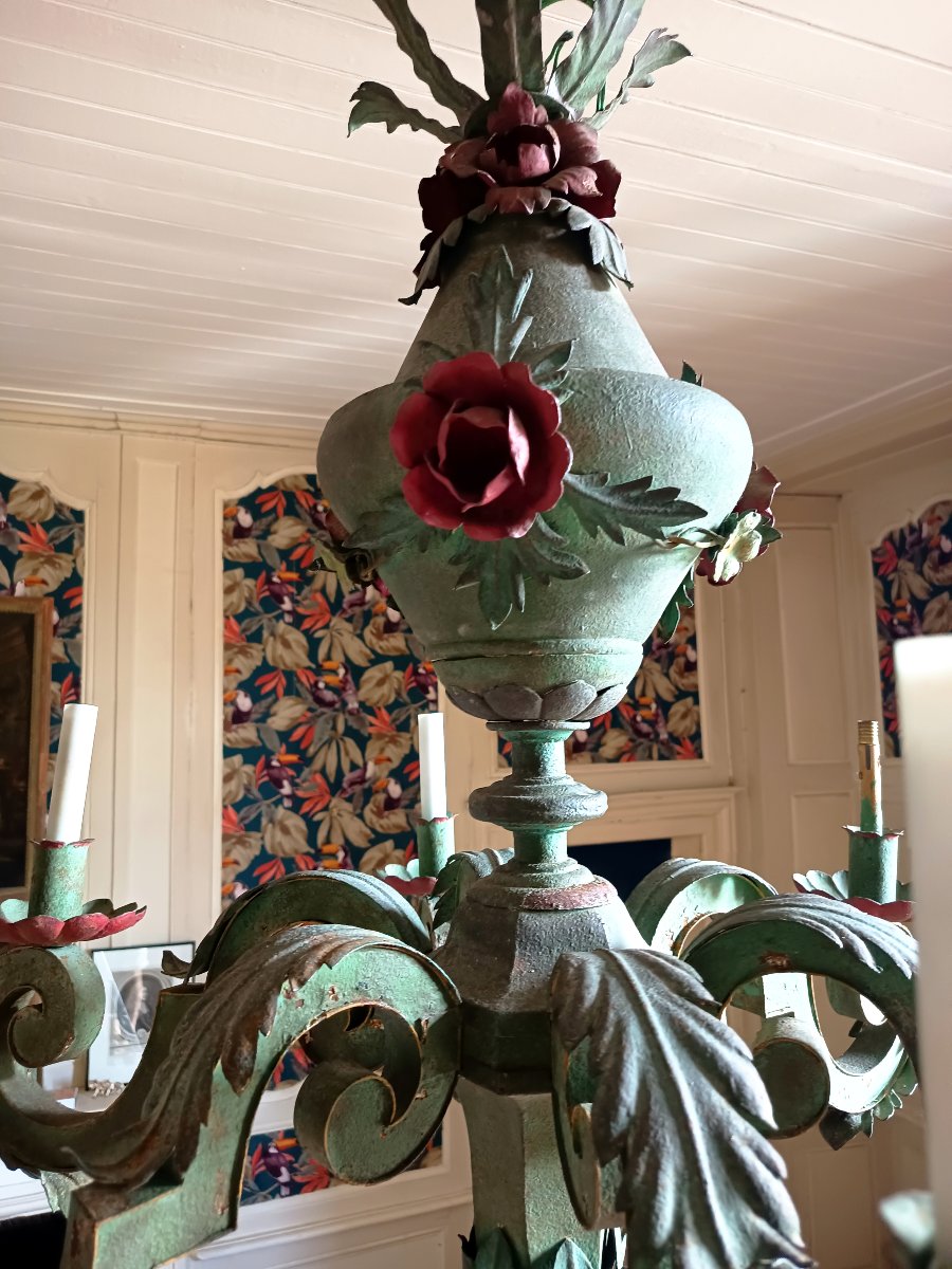 Ensemble constitué de deux grands lustres et d'une paire d'appliques en tôle polychrome -photo-1