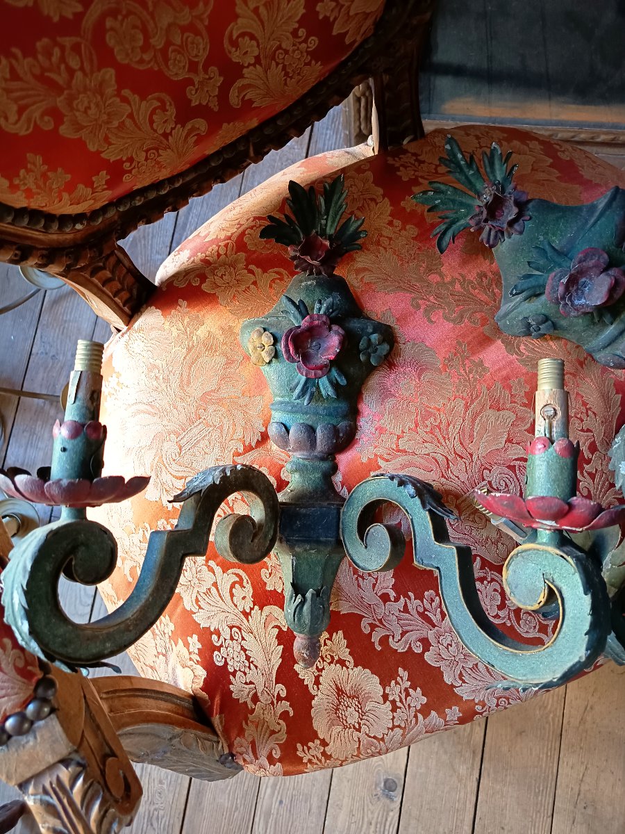 Ensemble constitué de deux grands lustres et d'une paire d'appliques en tôle polychrome -photo-8