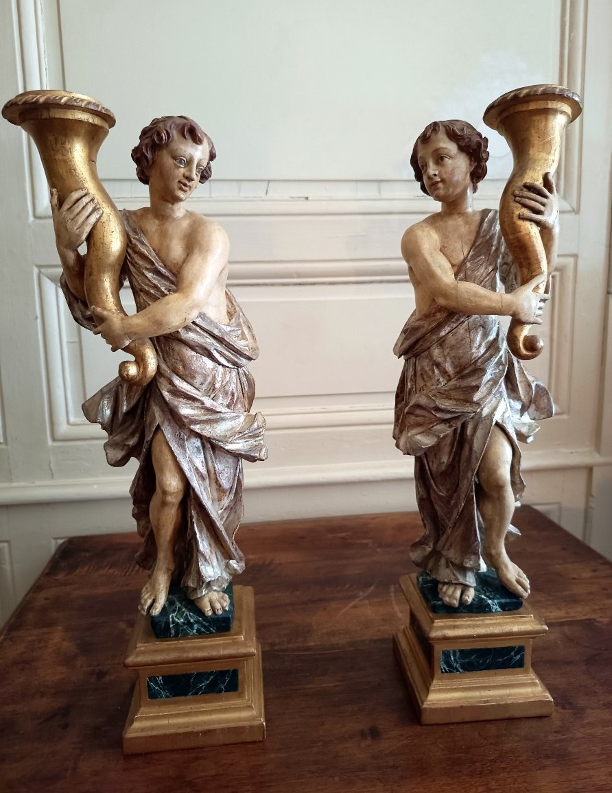 Paire de putti porte torchères Italie XVIIIème 