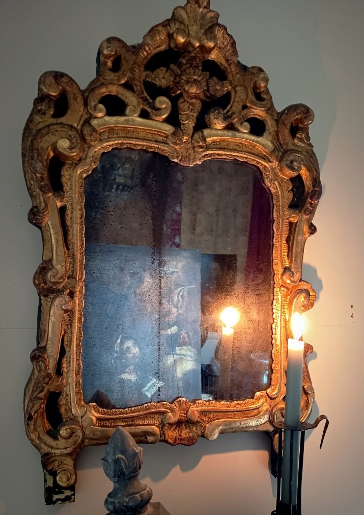 Miroir provençal Louis XV en bois sculpté et doré, glace au mercure d'origine, XVIIIᵉ siècle