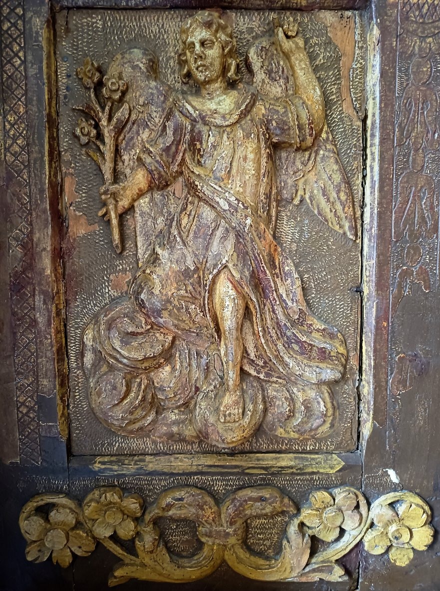 Grand panneau sculpté en bas relief , ange sur un nuage France ou Flandres début du xviième 
