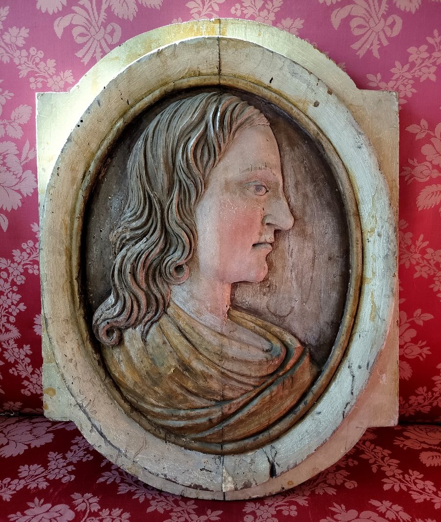 Panneau sculpté en bas-relief, profil à l'antique — Italie, début du XVIIe siècle