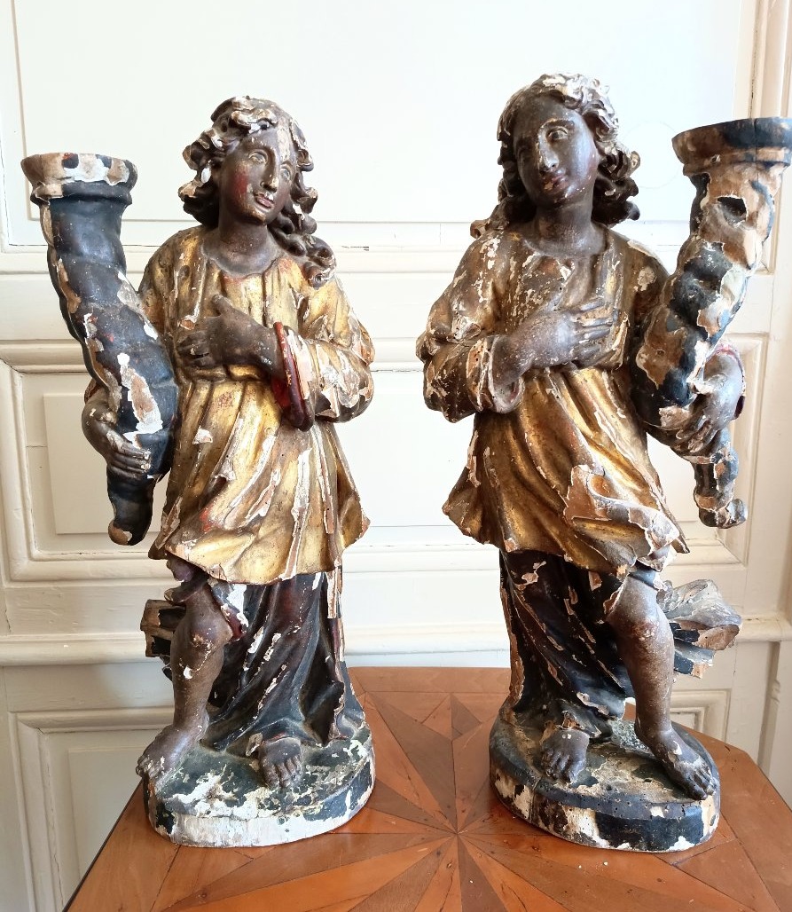 Paire d'anges porte-cierge sculpté en ronde-bosse, Italie du nord XVIIème 