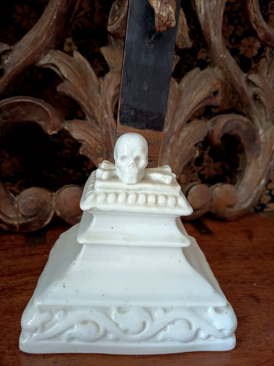 Oratory Crucifix, Polychrome Wooden Figure Of Christ On A Porcelain Base Featuring A Memento Mori—19th Century -photo-2