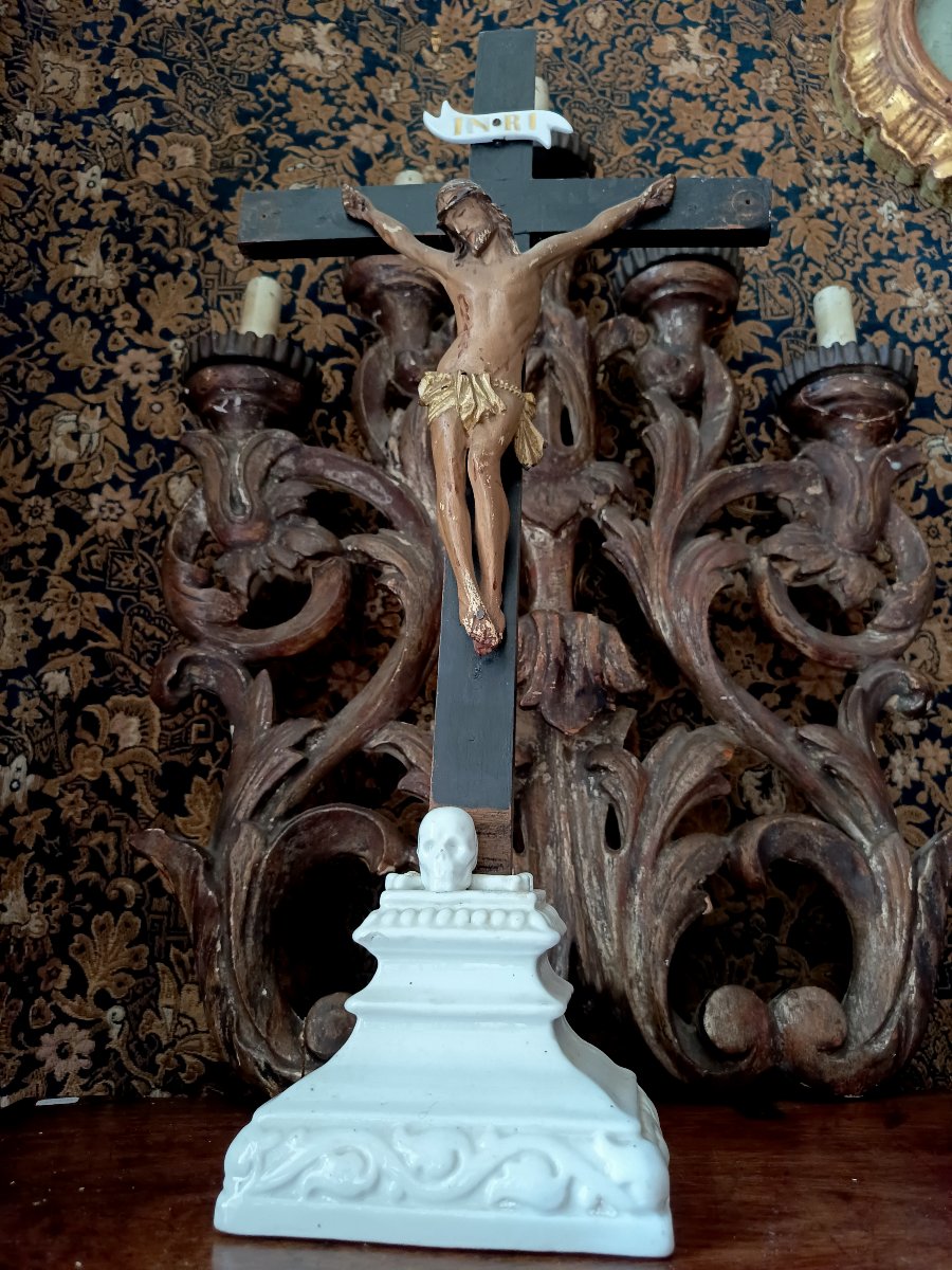 Oratory Crucifix, Polychrome Wooden Figure Of Christ On A Porcelain Base Featuring A Memento Mori—19th Century -photo-3