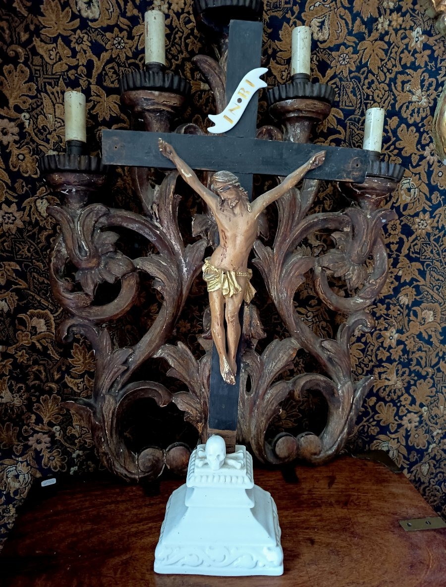 Oratory Crucifix, Polychrome Wooden Figure Of Christ On A Porcelain Base Featuring A Memento Mori—19th Century 