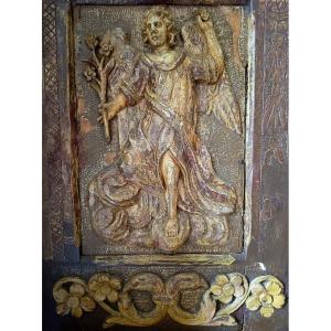 Grand panneau sculpté en bas relief , ange sur un nuage France ou Flandres début du xviième
