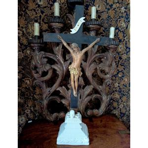 Crucifix d'oratoire, Christ en bois polychrome sur socle en porcelaine à memento mori – XIXe
