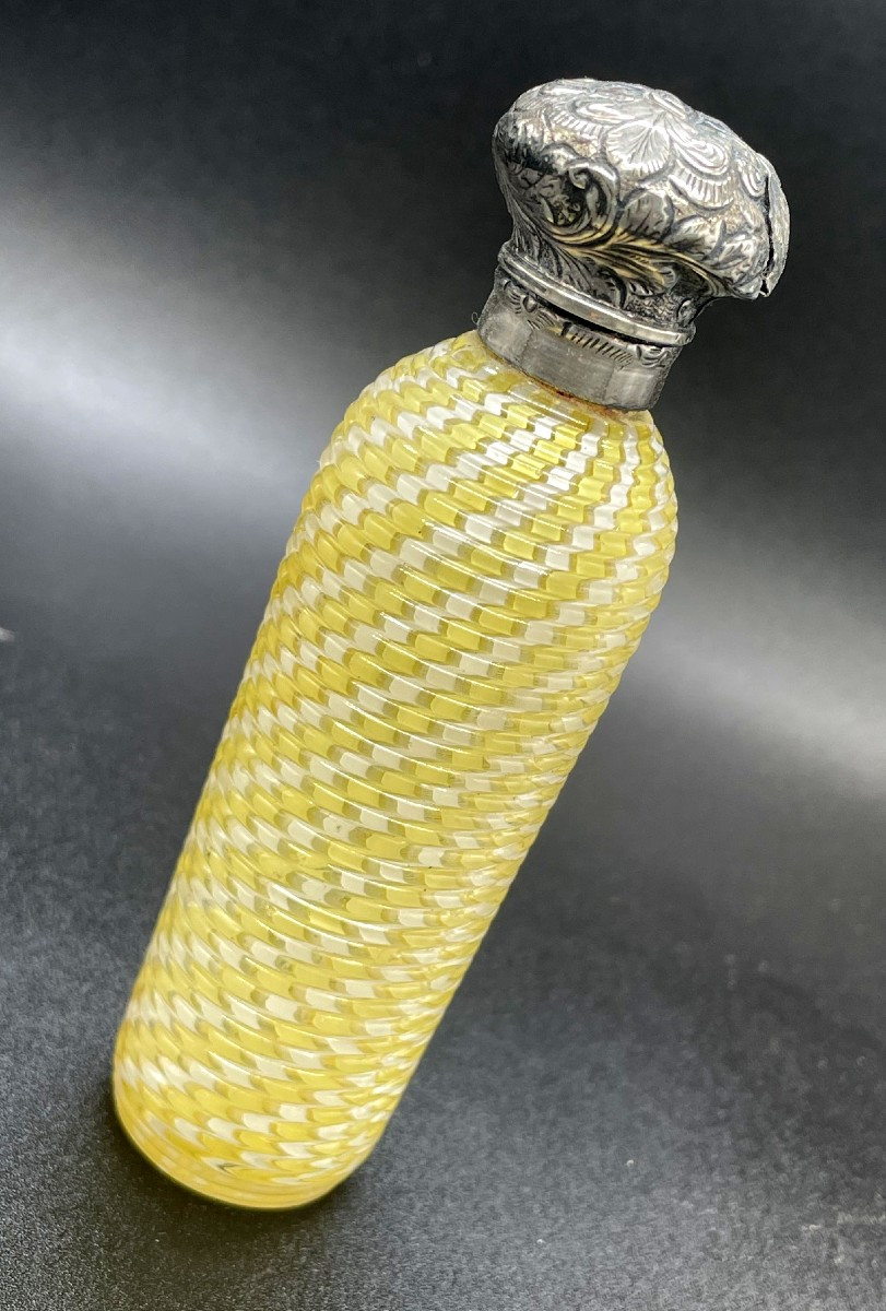 Flacon à parfum en filigrane à bouchon argenté