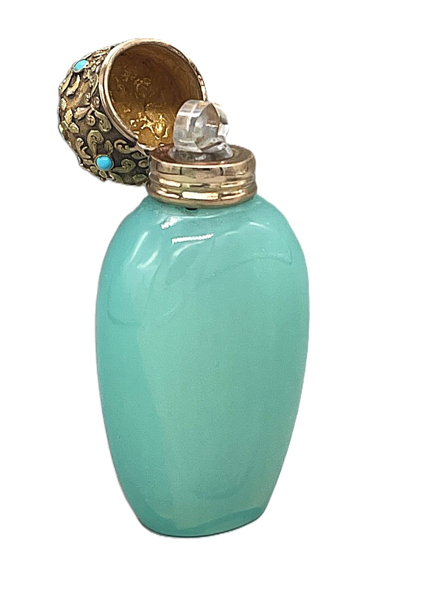 Flacon à parfum en verre opalin et monture en or, d'origine française-photo-2
