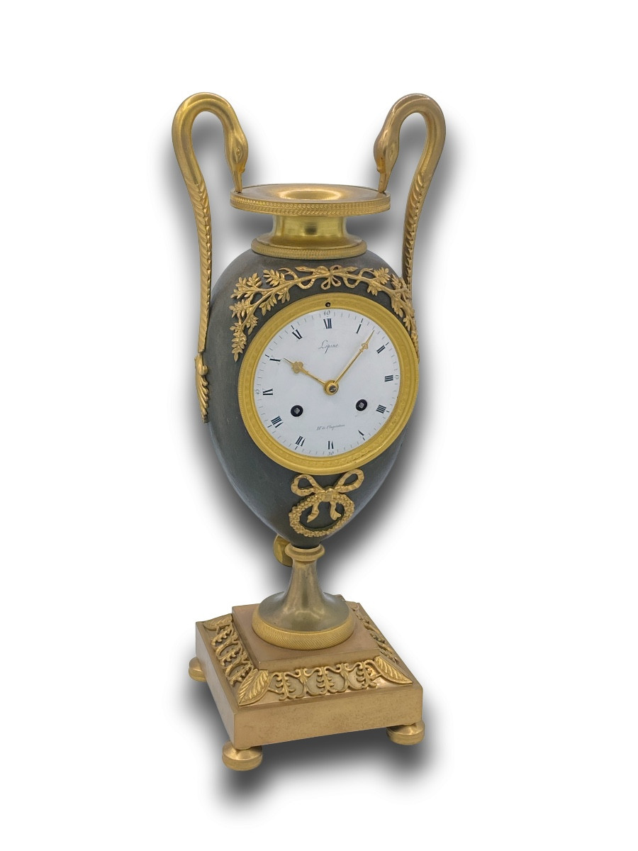 Pendule de cheminée française en bronze doré signée Lepine, vendue en l’état pour réparation