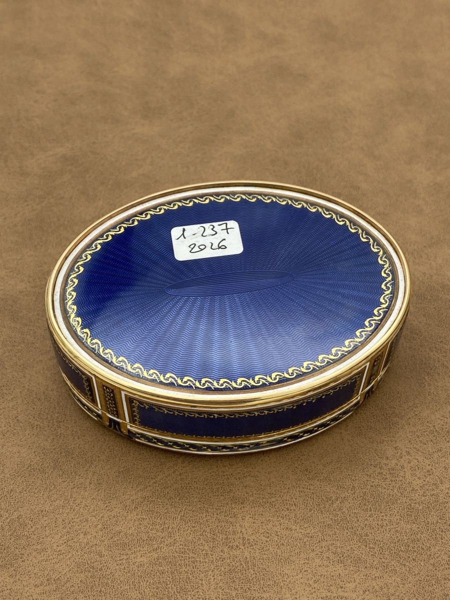 Oval Gold And Enamel Snuff Box With Miniature Of Marie Antoinette, 1700–1800-photo-3