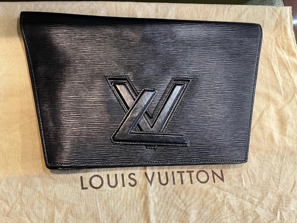 Pochette Vuitton trapèze en cuir noir