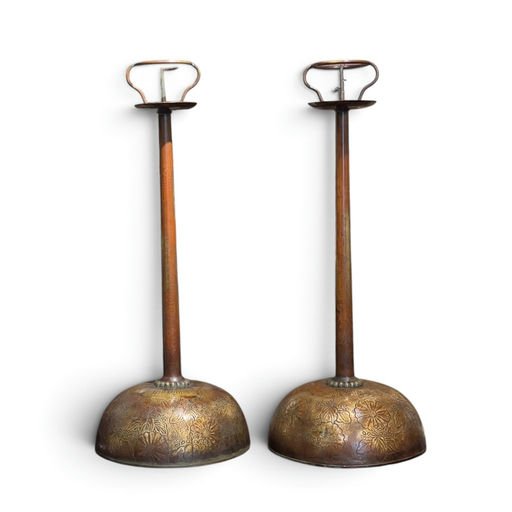 Paire de bougeoirs shokudai en laiton gravé à décor impérial, Japon, fin époque Edo, XIXe siècl