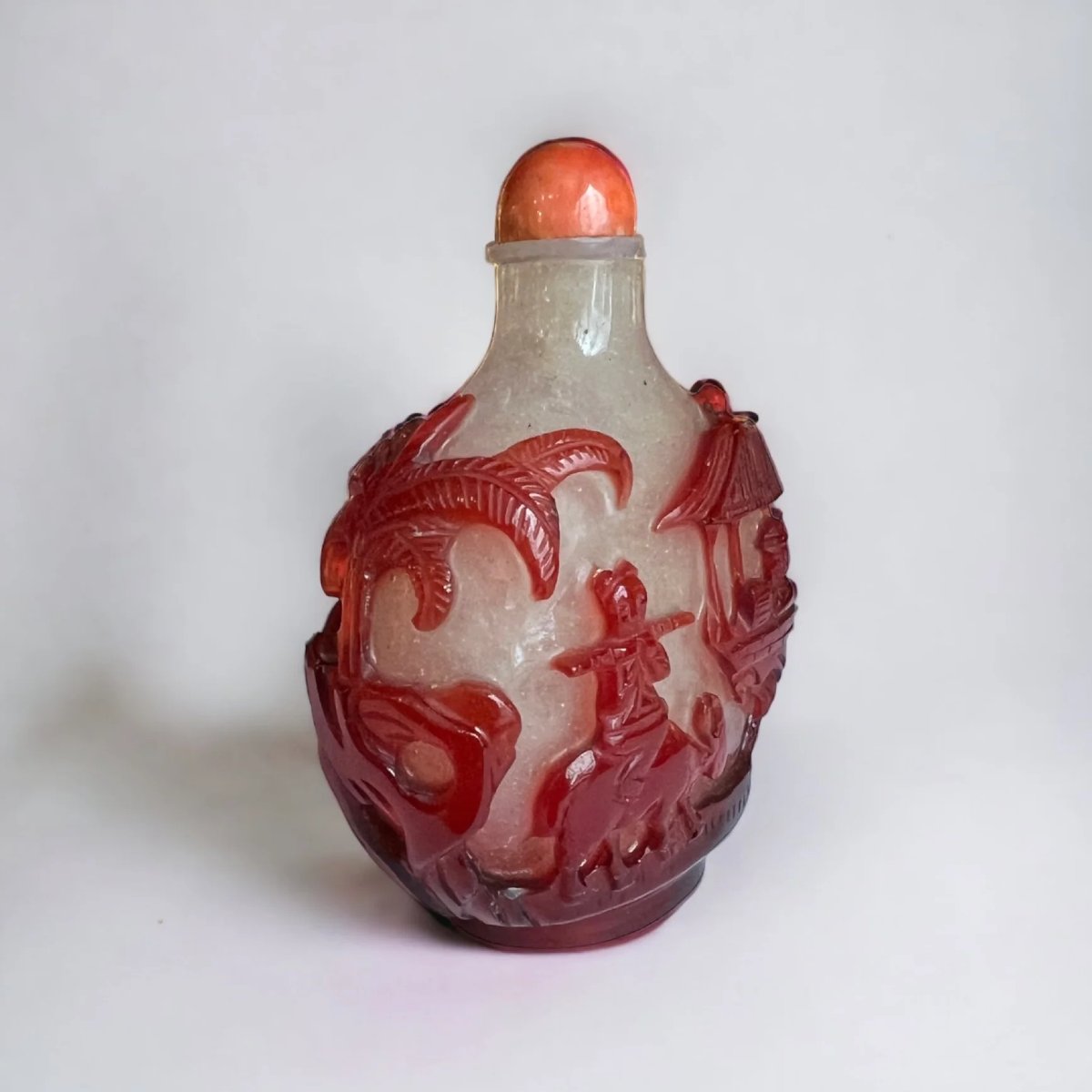 Chine, Tabatière en verre overlay rouge rubis, Les quatre nobles métiers , début 19e siècle-photo-1