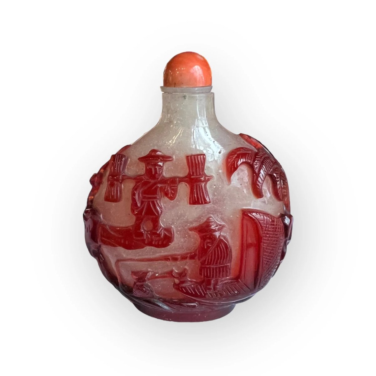 Chine, Tabatière en verre overlay rouge rubis, Les quatre nobles métiers , début 19e siècle