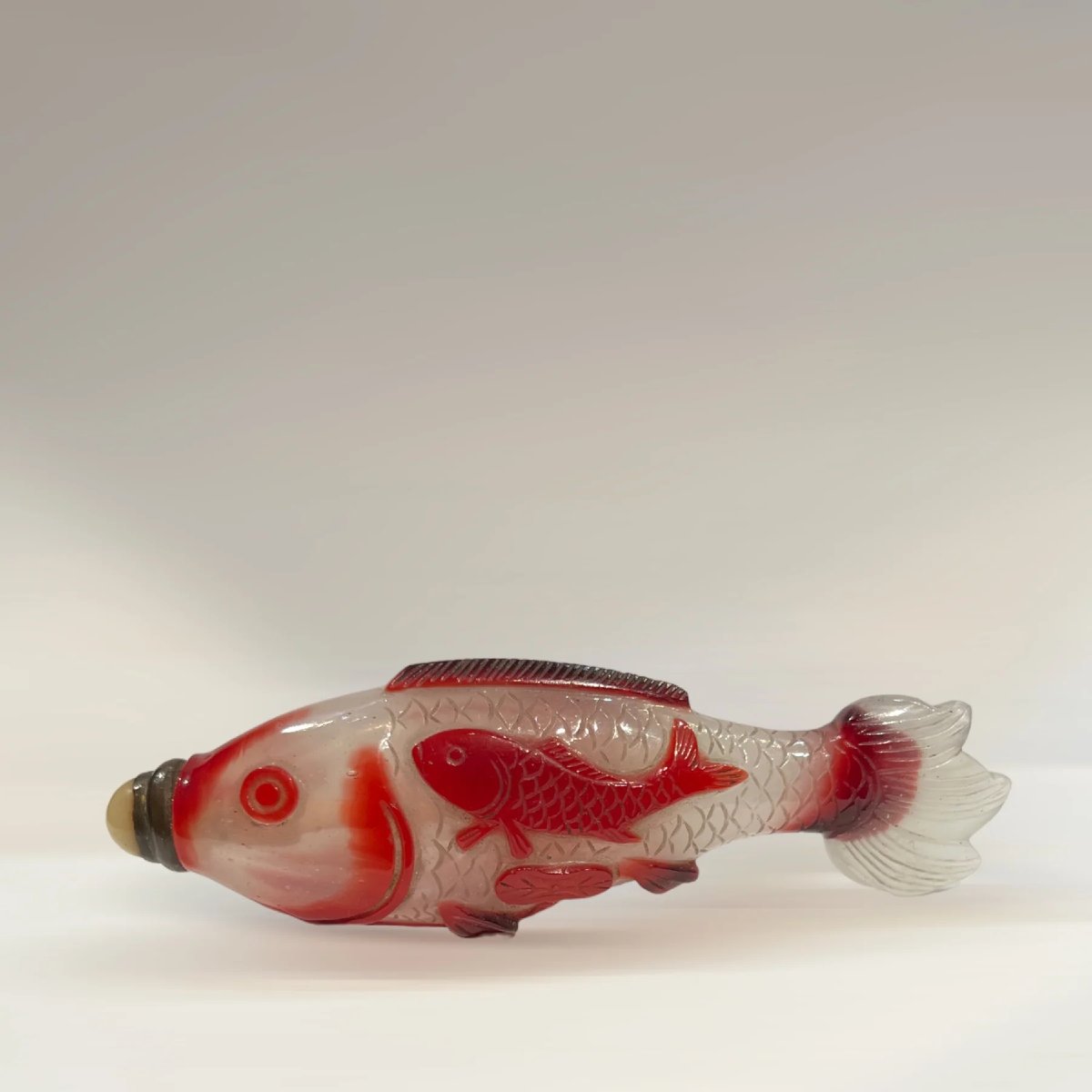 Chine, Tabatière en verre overlay rouge représentant un poisson, 19e siècle-photo-3