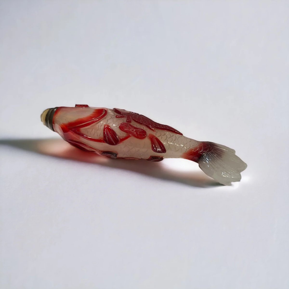Chine, Tabatière en verre overlay rouge représentant un poisson, 19e siècle-photo-1