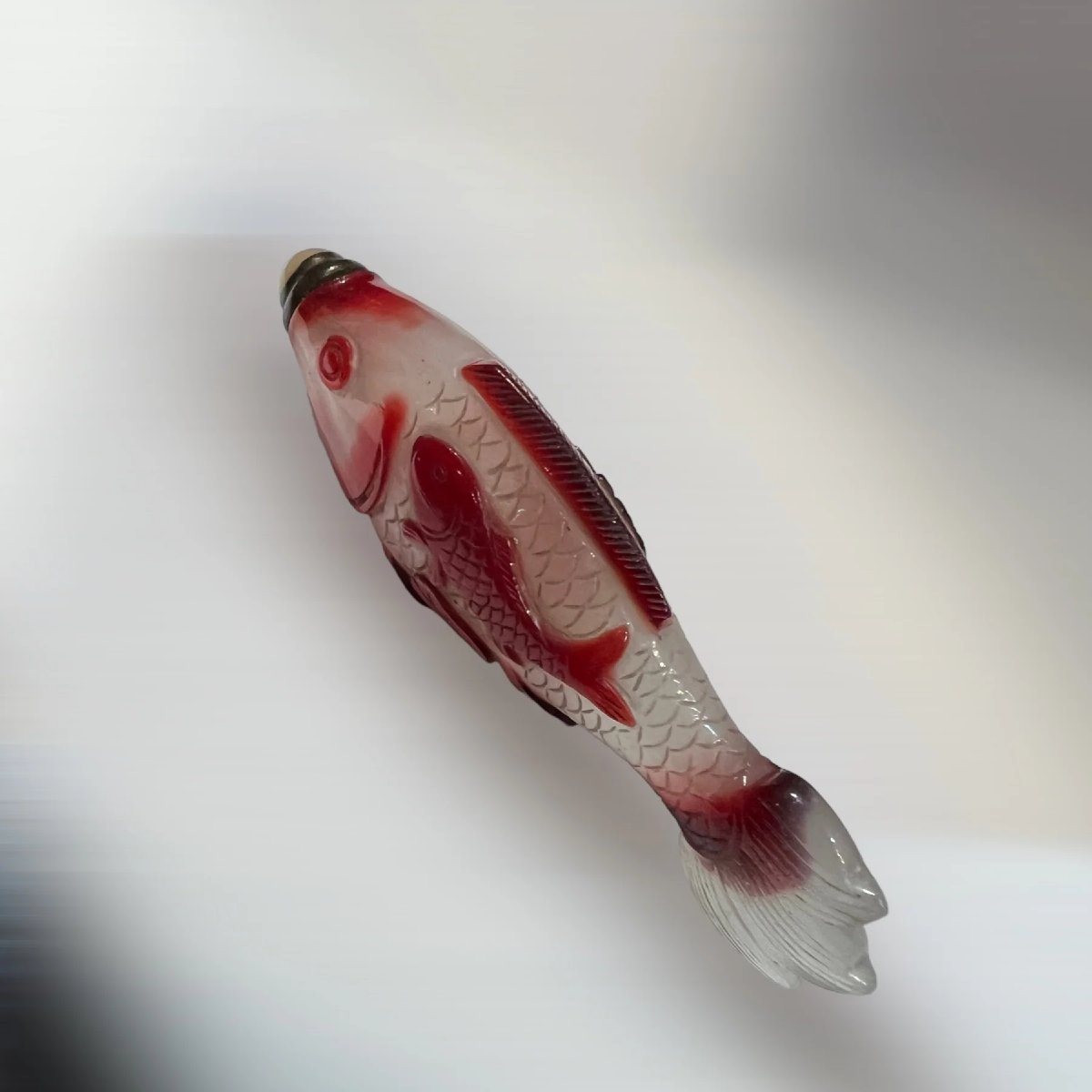 Chine, Tabatière en verre overlay rouge représentant un poisson, 19e siècle-photo-2