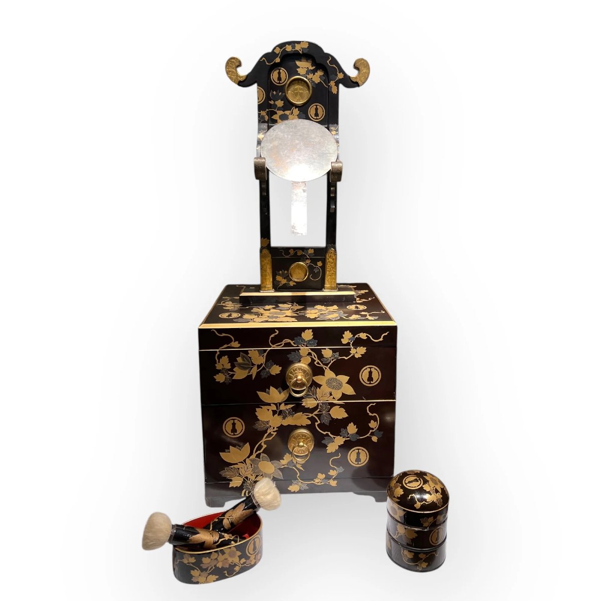 Kyōdai en laque, kamon Maru ni Daki Myōga, fond de clématites – Japon, Edo 18ème