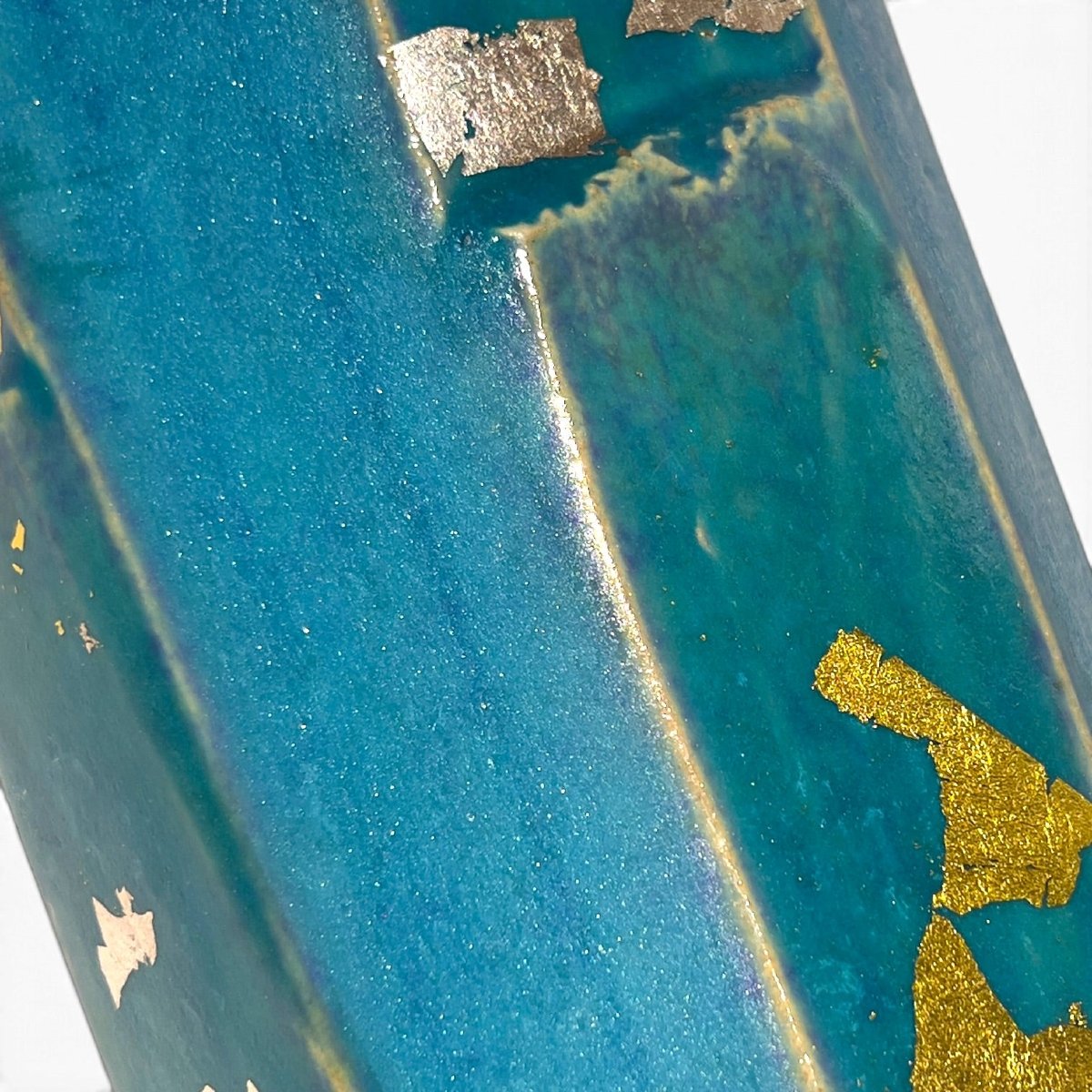 Japon, Vase octogonal en céramique Hissan Tōen, Shigaraki, bleu, or et argent, vers 1950-photo-1