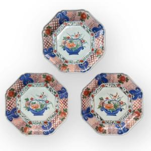 Japon, Ensemble De 3 Assiettes Kenjo-imari, Période Edo, XVIIIe Siècle.