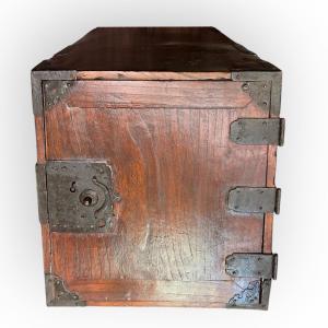 Coffre de marine japonais funadansu en cèdre, Japon,époque Edo, première moitié du XIXe siècle 