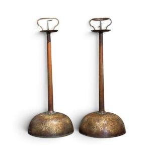 Paire de bougeoirs shokudai en laiton gravé à décor impérial, Japon, fin époque Edo, XIXe siècl