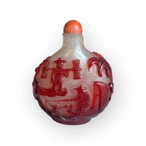 Chine, Tabatière en verre overlay rouge rubis, Les quatre nobles métiers , début 19e siècle