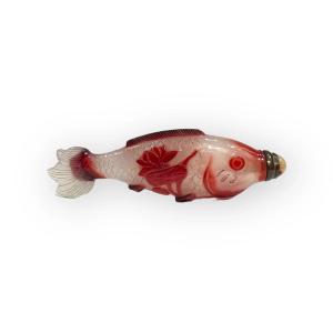 Chine, Tabatière en verre overlay rouge représentant un poisson, 19e siècle