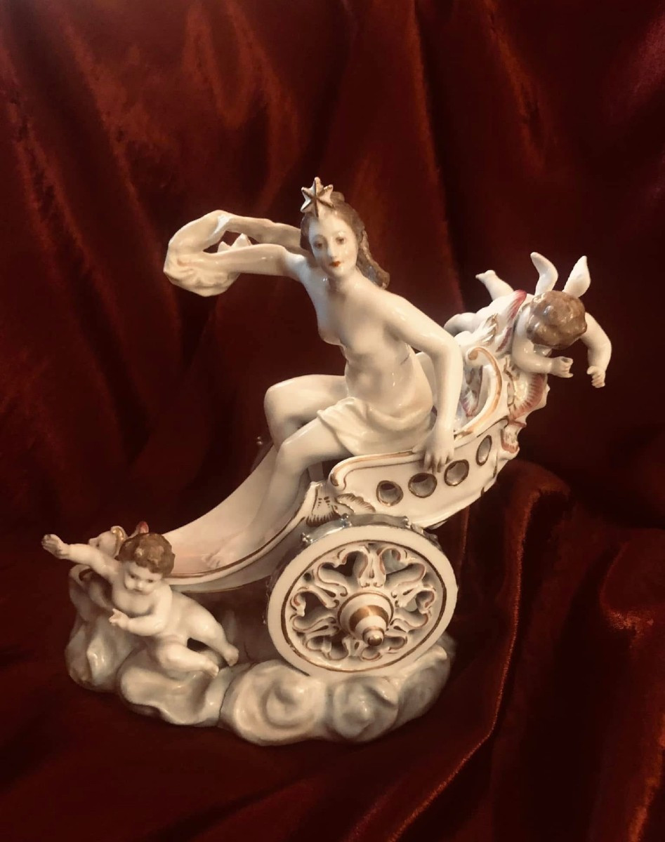 Groupe en porcelaine "Vénus sur le char"