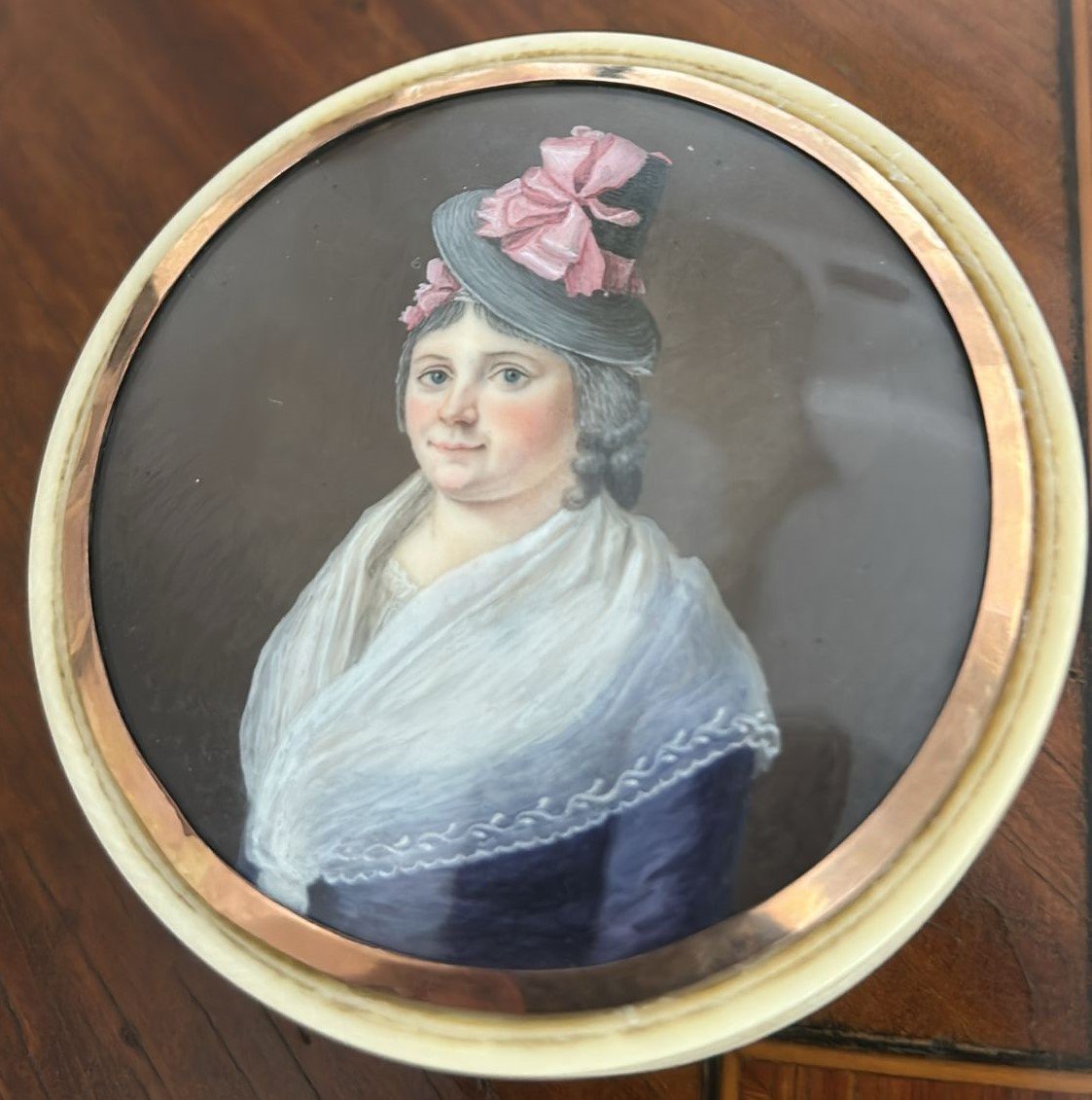 Circular Ivory Snuffbox With Tortoiseshell Interior-photo-2