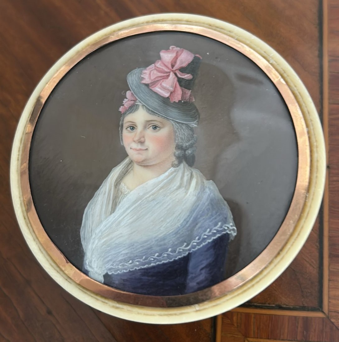 Circular Ivory Snuffbox With Tortoiseshell Interior