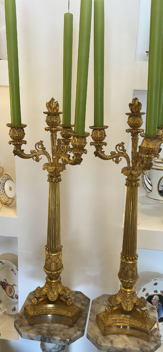 Grande paire de candélabres en bronze doré au mercure du XVIIIe siècle.