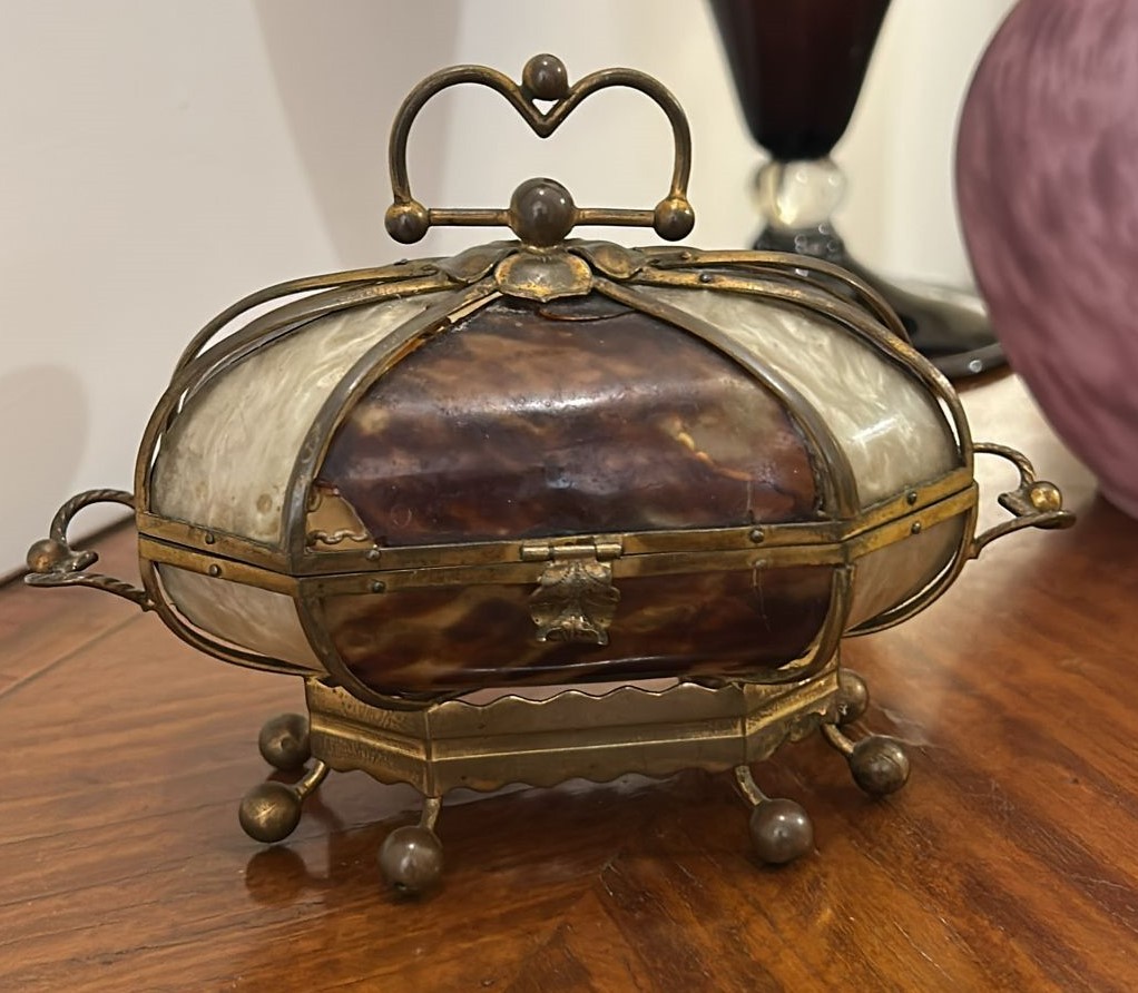 Coffret à bijoux, Naples, du XIXe siècle, en écaille et nacre.