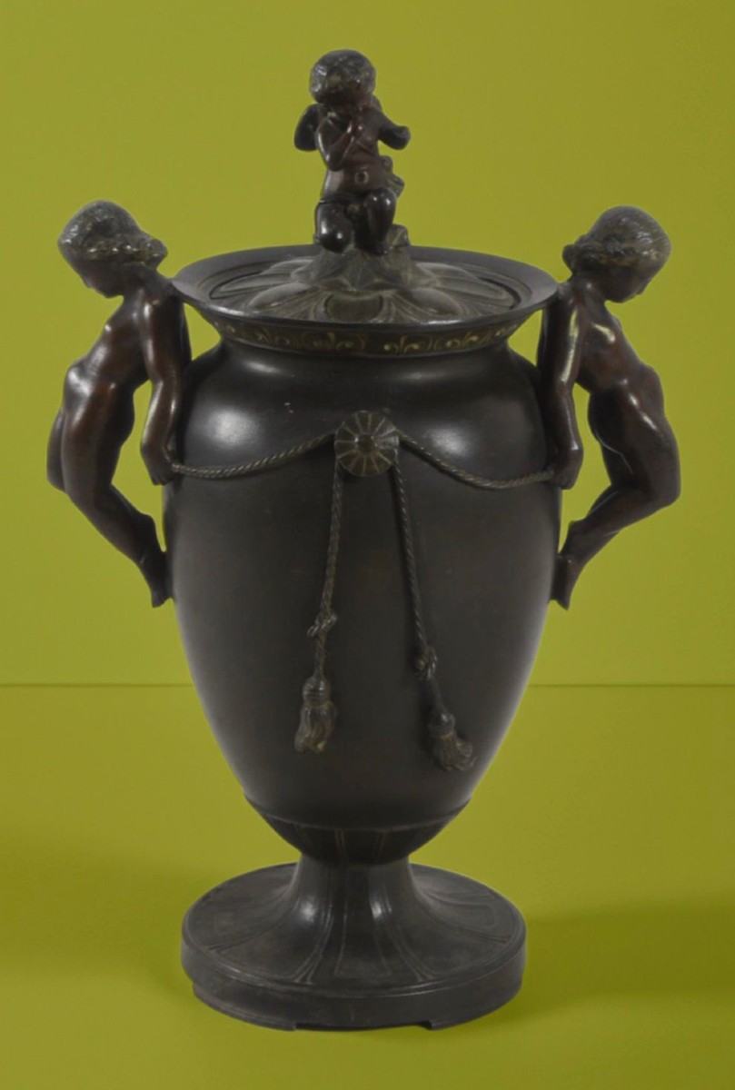 Potiche en bronze poli, finement ciselé et typique des voyages au Grand Tour du XIXe siècle.