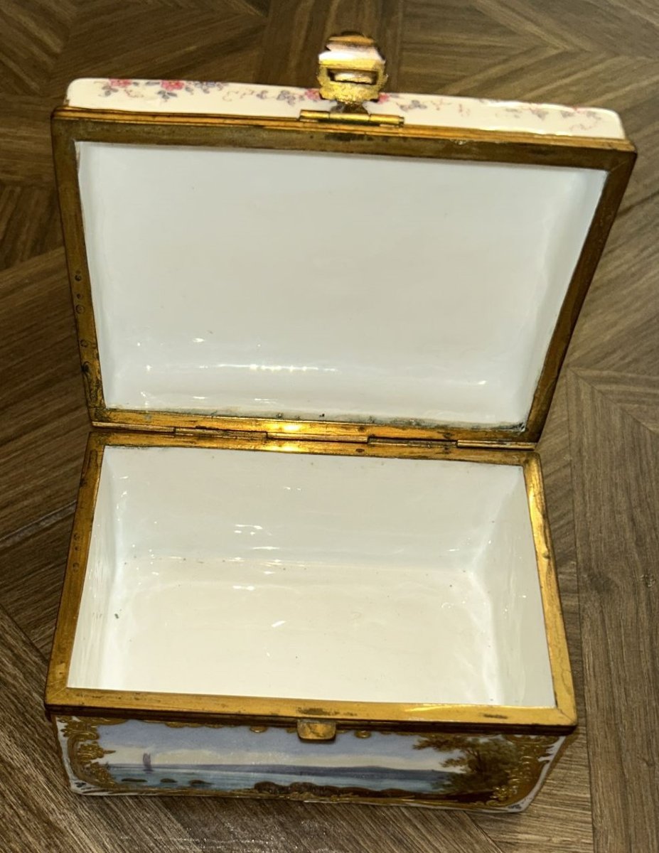 Coffret de table en porcelaine de Dresde du XIXe siècle.-photo-4