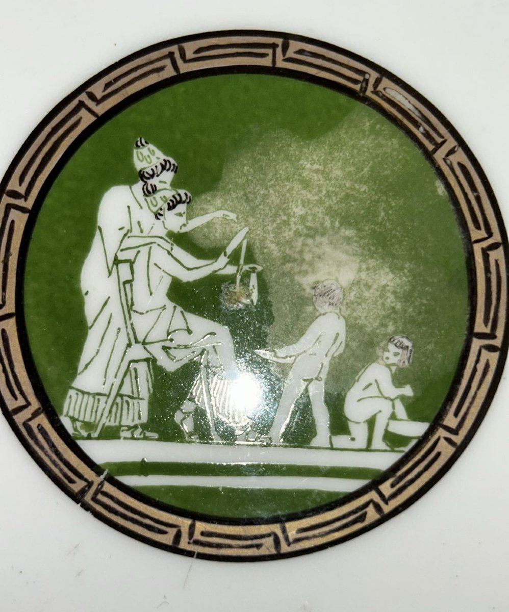 Assiette en porcelaine à décor à l’antique, fin XIXe – début XXe-photo-3