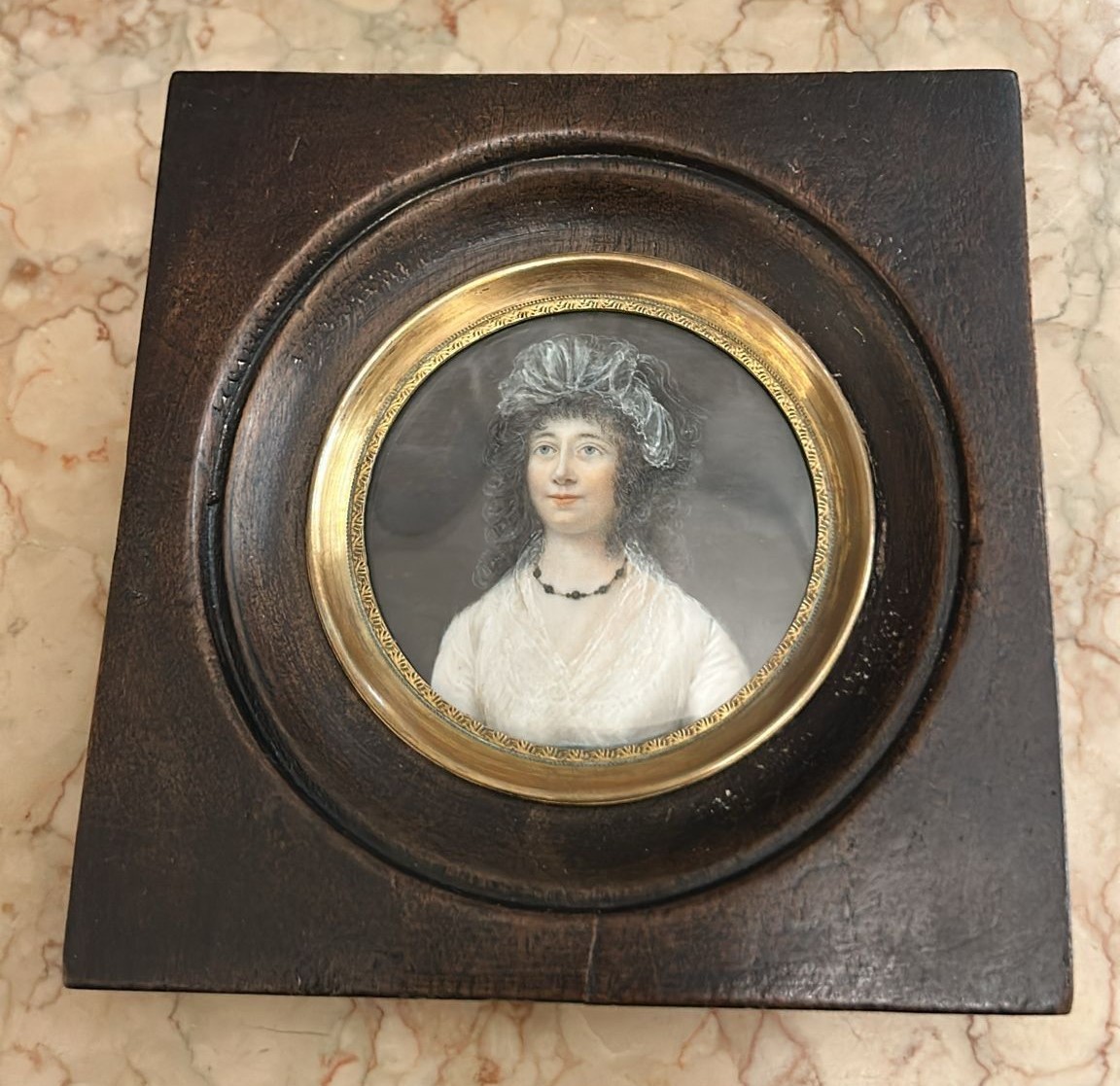 Miniature fin XVIII siècle représentant un portrait de femme à la robe blanche.