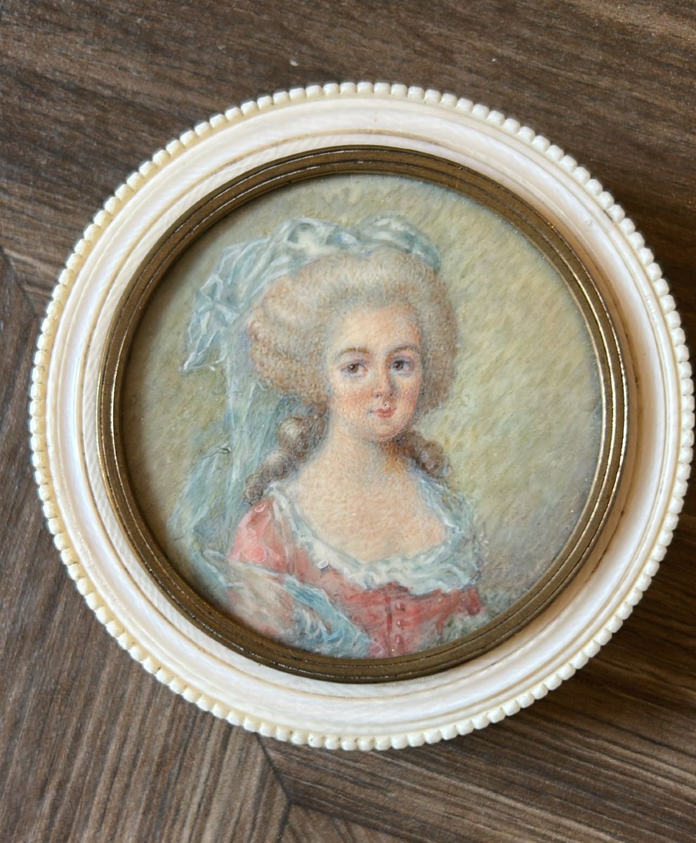 Coffret en ivoire du XVIIIe siècle, renferme une miniature peinte 