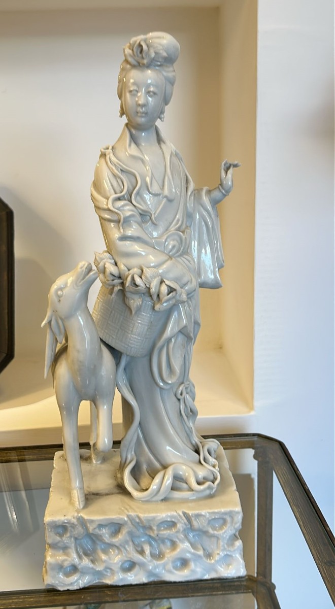 Grande statuette de Guanyin en porcelaine blanche de Dehua, debout près d'un faon. 