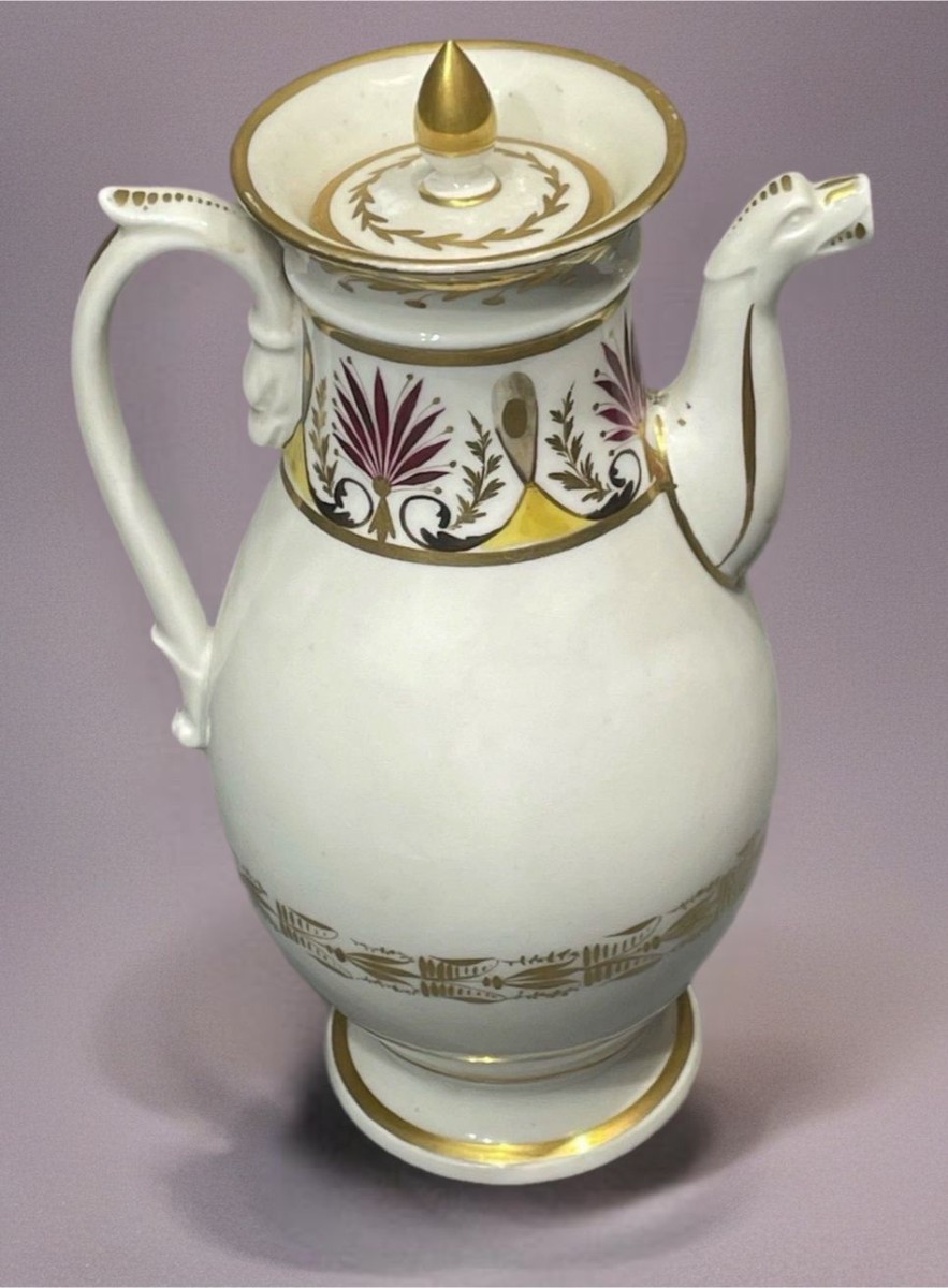 Cafetière d'époque Empire en porcelaine fine. 