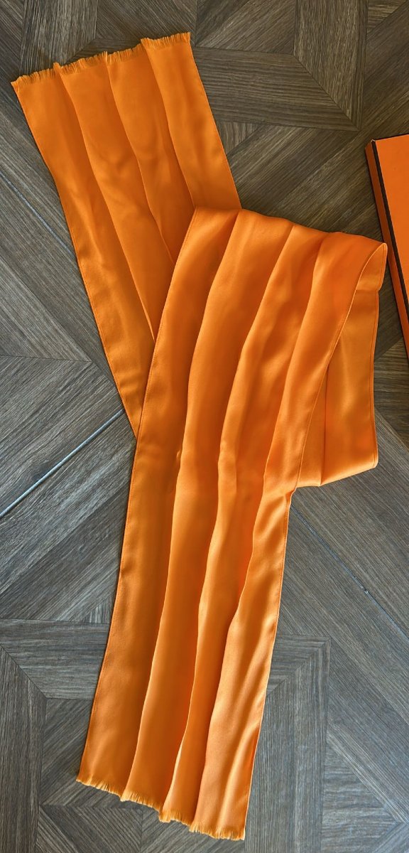 Cravate-foulard Hermès en pure soie, dans la couleur emblématique de la maison française. -photo-3