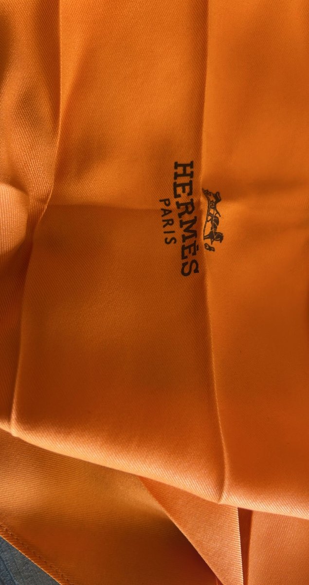 Cravate-foulard Hermès en pure soie, dans la couleur emblématique de la maison française. -photo-4