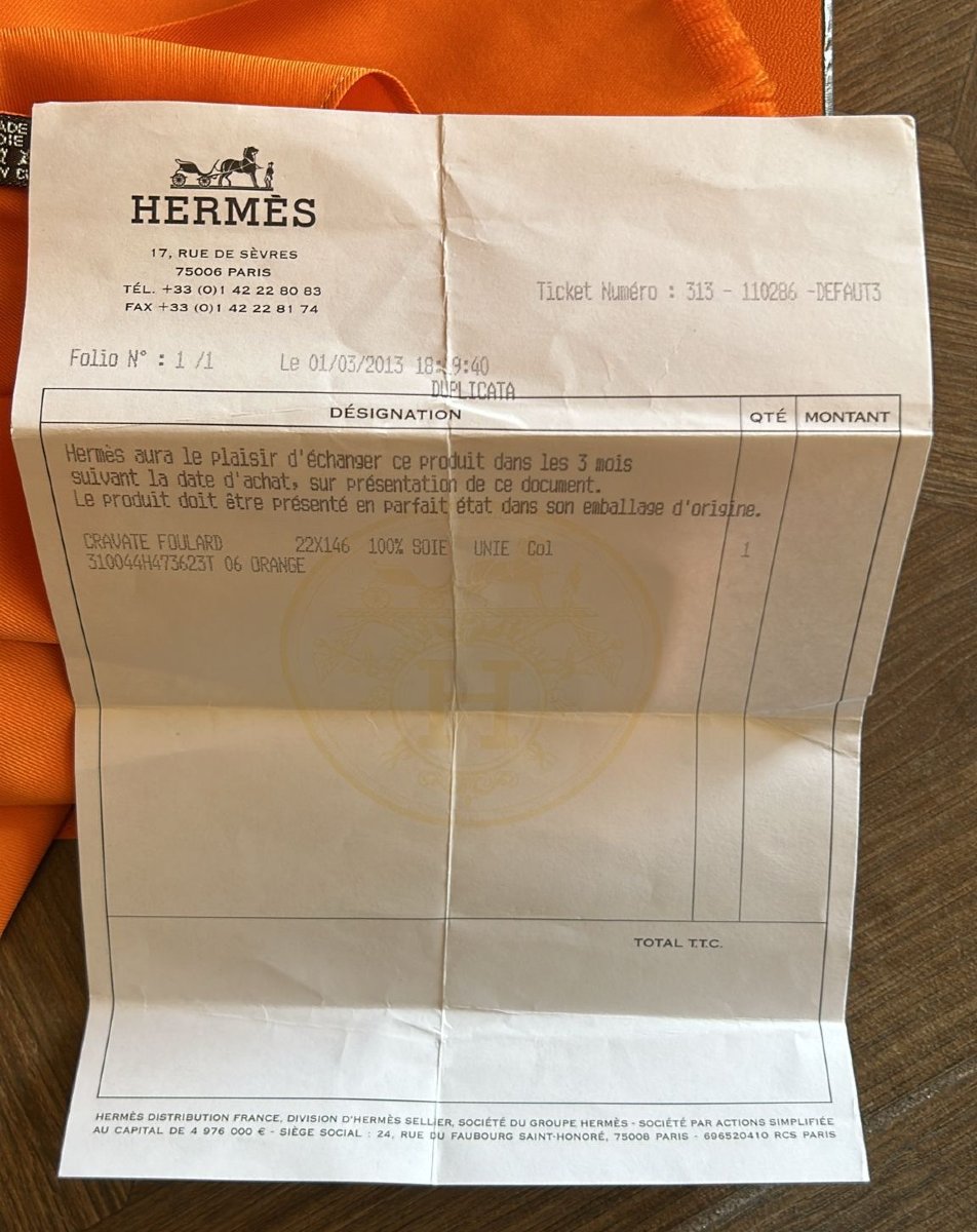 Cravate-foulard Hermès en pure soie, dans la couleur emblématique de la maison française. -photo-1