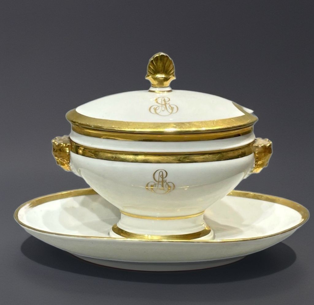 Saucière raffinée à couvercle, en porcelaine de Paris, époque Premier Empire