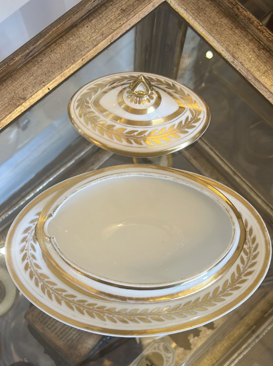 Sucrier couvert doré et chiffré, porcelaine de Paris, époque vers 1830-1840.-photo-3