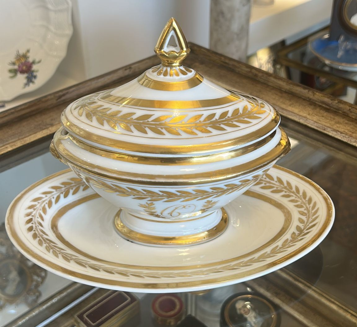 Sucrier couvert doré et chiffré, porcelaine de Paris, époque vers 1830-1840.
